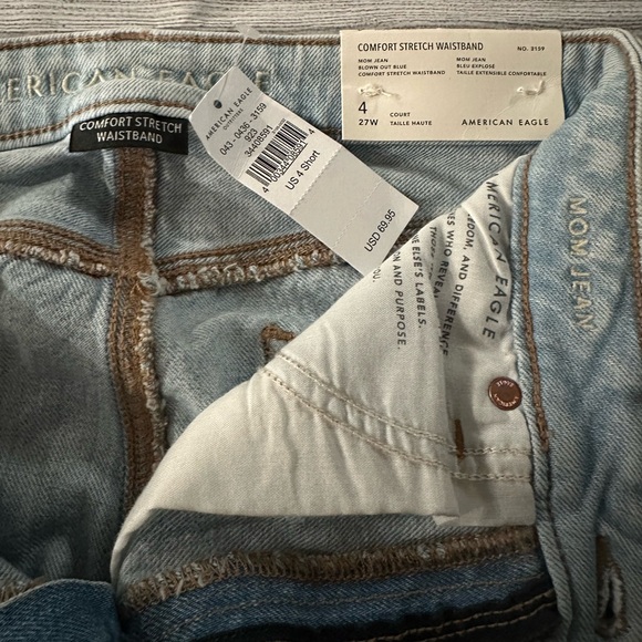 NWT American Eagle Blown Out Blue Strigid Ripped Mom Jeans - Size 4 SHORT - Picture 7 of 9